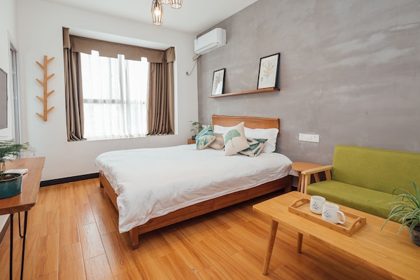 Comfort Room, 1 Bedroom | Meja, langsir/tirai gelap terus, kalis bunyi, Wi-fi percuma