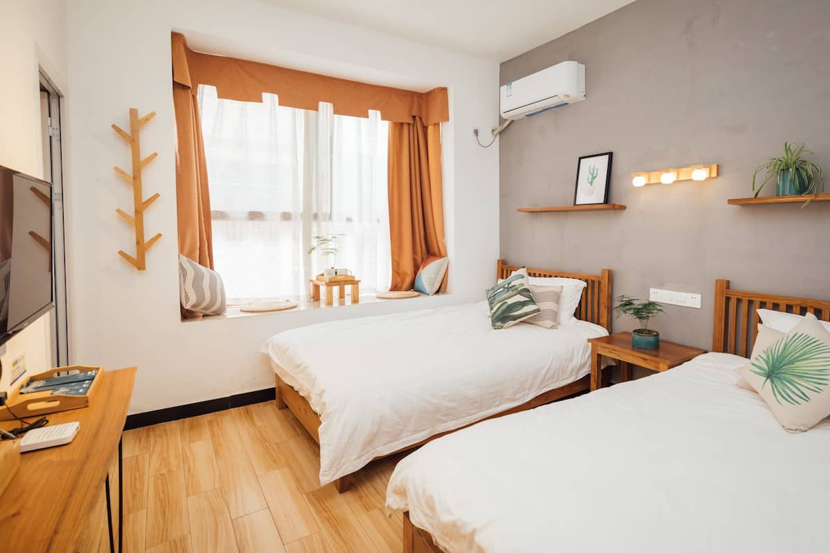 Standard Twin Room | Desk, blackout drapes, free WiFi