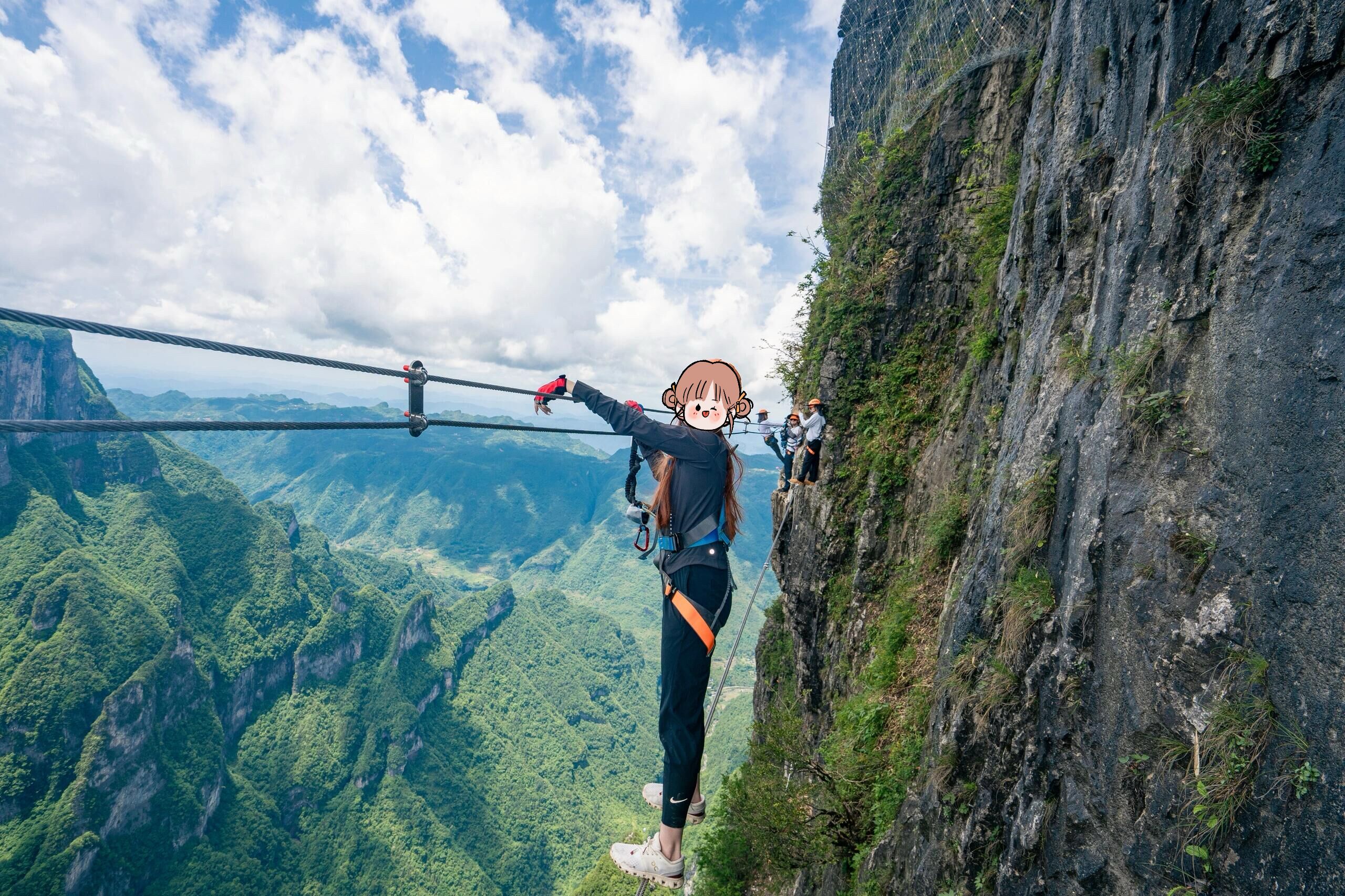 Eine Person macht Bungeesprung von einer hohen Brücke, darunter ein malerisches Tal.
