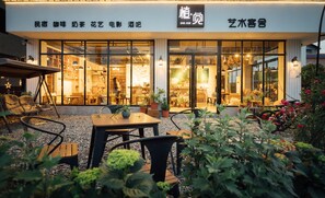 Front of property – evening/night - Zhang Jiajie Zhijue Art Hotel (Zhangjiajie)