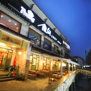 Breakfast, lunch, dinner served; Chinese cuisine