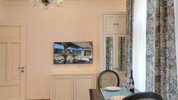 Classic Twin Room (with Kitchenette) | In-room dining