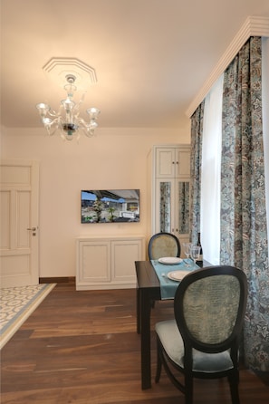 Classic Twin Room (with Kitchenette) | In-room dining - Ferdinandhof Apart-Hotel (Karlovy Vary)