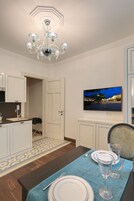 Classic Twin Room (with Kitchenette) | In-room dining