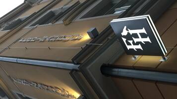 Fachada de la propiedad por la tarde o noche