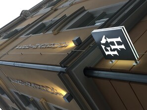 Façade de l’hébergement - soirée/nuit