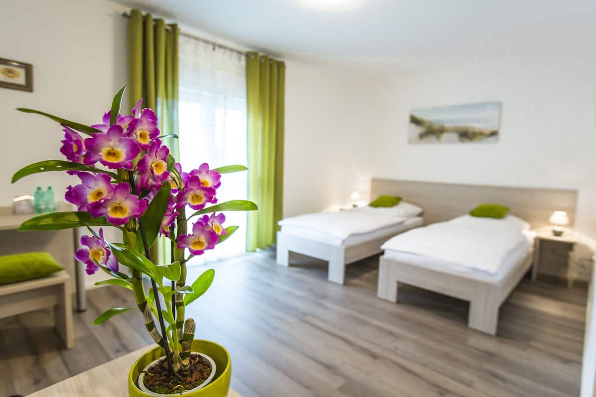 Single Room | Cribs/infant beds, rollaway beds, free WiFi