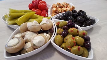 Tägliches Frühstücksbuffet (9.5 EUR pro Person)