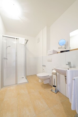 Shower, free toiletries - Hotel Anna (Hilden)