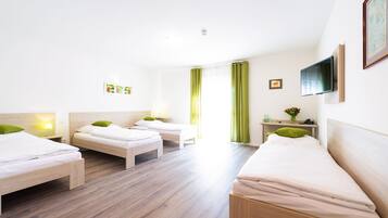Vierbettzimmer | Babybetten, Zustellbetten, kostenloses WLAN