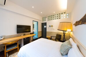 Double Room | Down duvets, desk, blackout curtains, free WiFi - Chung Fu Inn (Tainan)