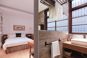 Quarto casal standard | Edredons de pluma, escrivaninha, cortinas blackout, Wi-Fi de cortesia