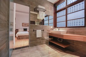 Quarto casal standard | Banheiro | Produtos de toalete grátis, secador de cabelo, chinelos