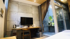 ห้องดีลักซ์ดับเบิล, 1 ห้องนอน, ระเบียง | โต๊ะทำงาน, ผ้าม่านกันแสง, Wi-Fi ฟรี, ผ้าปูที่นอน