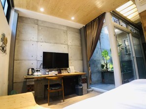 Deluxe Double Room, 1 Bedroom, Balcony | Down comforters, desk, blackout drapes, free WiFi - Chung Fu Inn (Tainan)