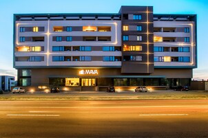 Fachada de la propiedad por la tarde o noche