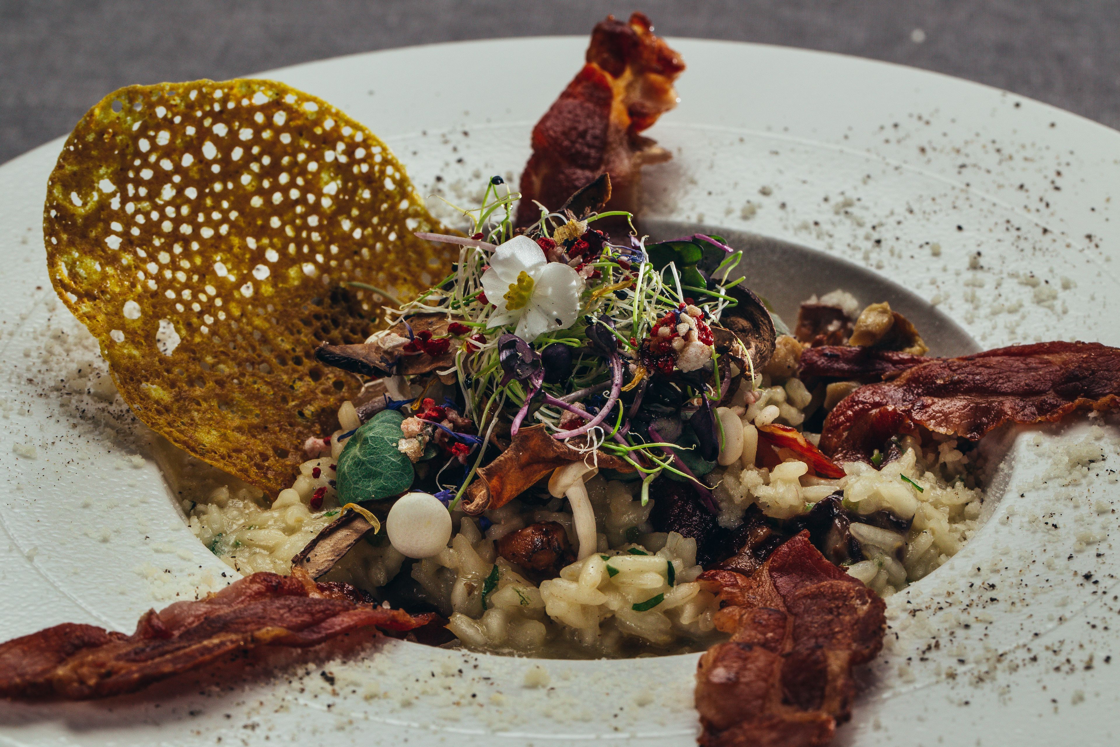 Een bord eten met diverse toppings en garneringen.