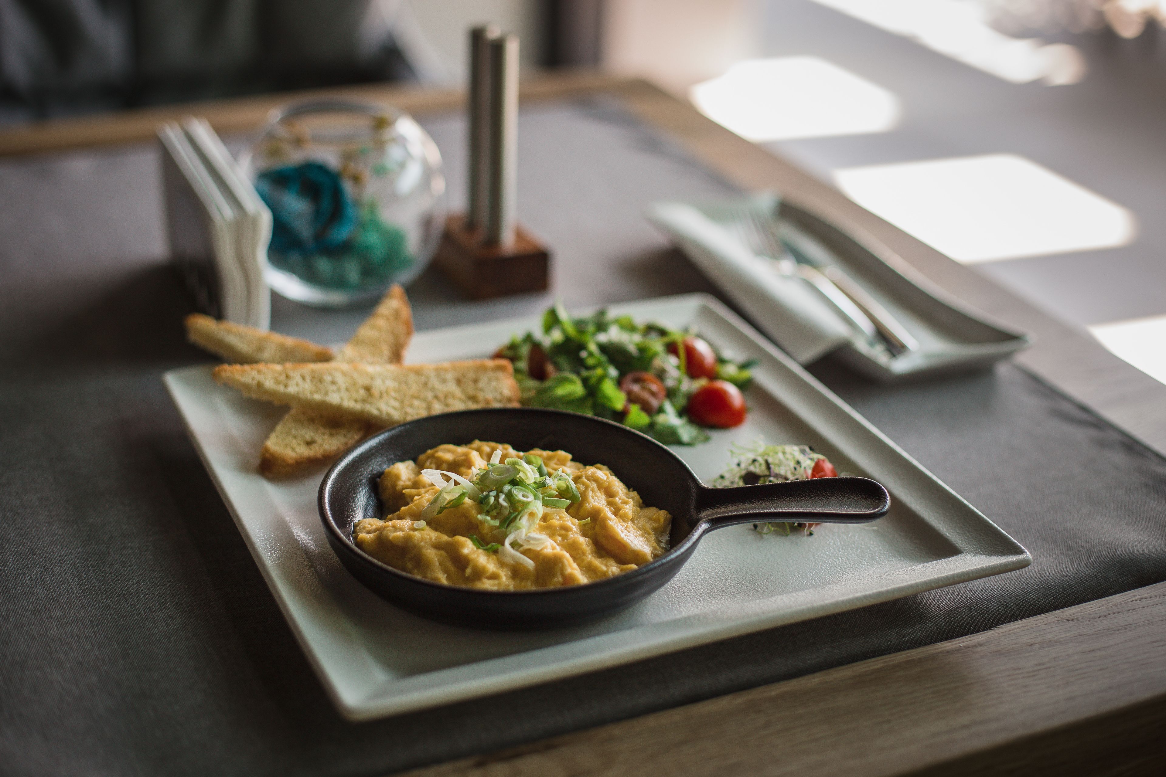 Daily continental breakfast (RON 59 per person)