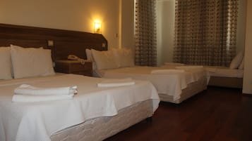 Familiekamer | Een kluis op de kamer, een bureau, een strijkplank/strijkijzer