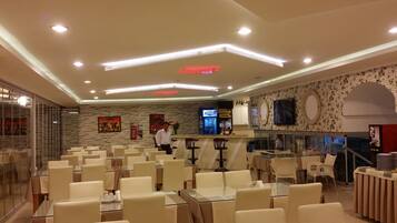 Serveert ontbijt, lunch en diner