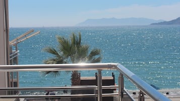 Standaard driepersoonskamer, uitzicht op zee | Balkon