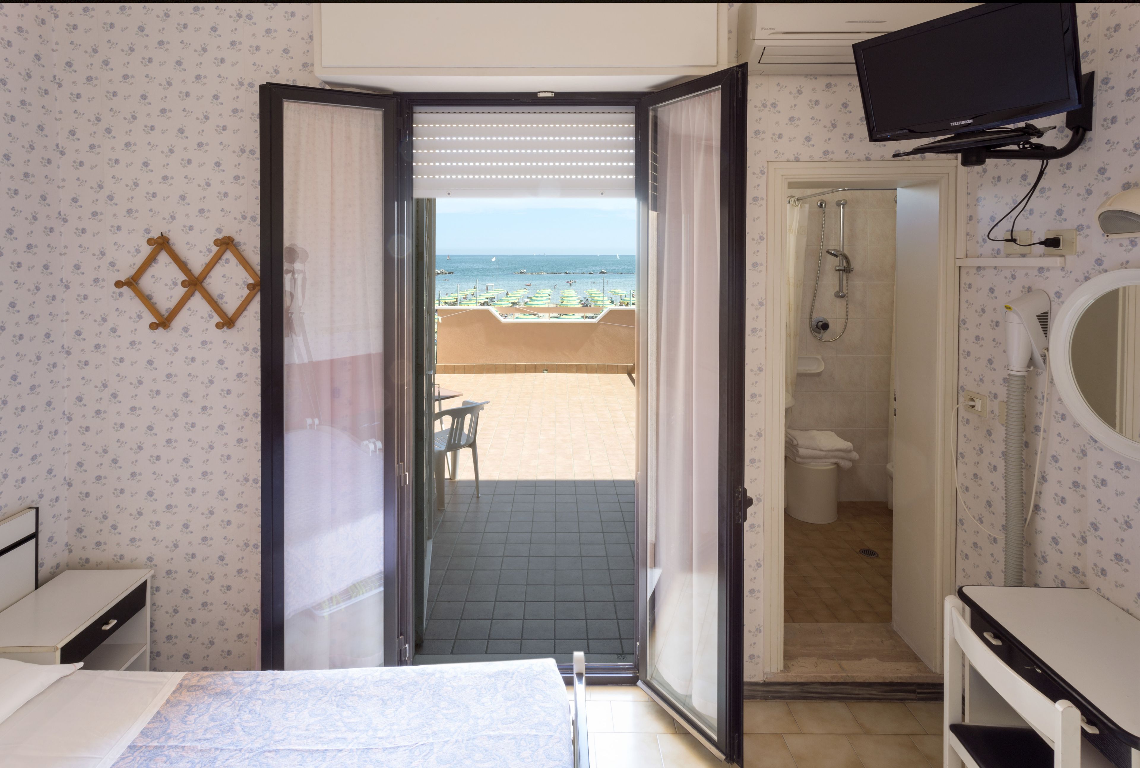 Standard-Dreibettzimmer, Meerblick | Zimmersafe, Schreibtisch, Verdunkelungsvorhänge, Babybetten