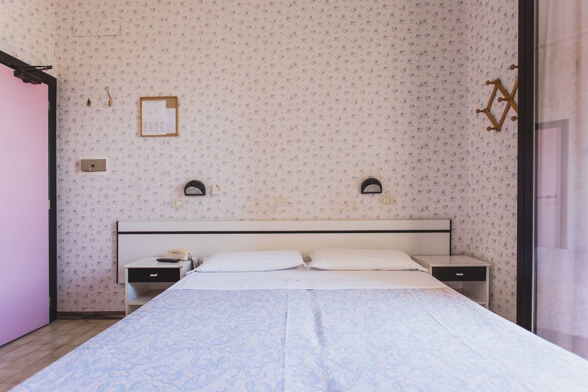 Zimmersafe, Schreibtisch, Verdunkelungsvorhänge, Babybetten
