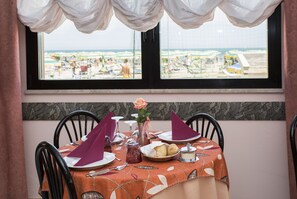 Frokost, lunsj og middag serveres, lokale retter, utsikt mot havet 