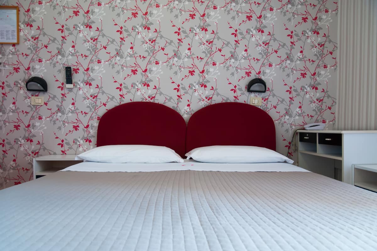 Doppel- oder Zweibettzimmer