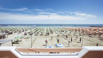 Standard-Dreibettzimmer, Meerblick | Terrasse/Patio