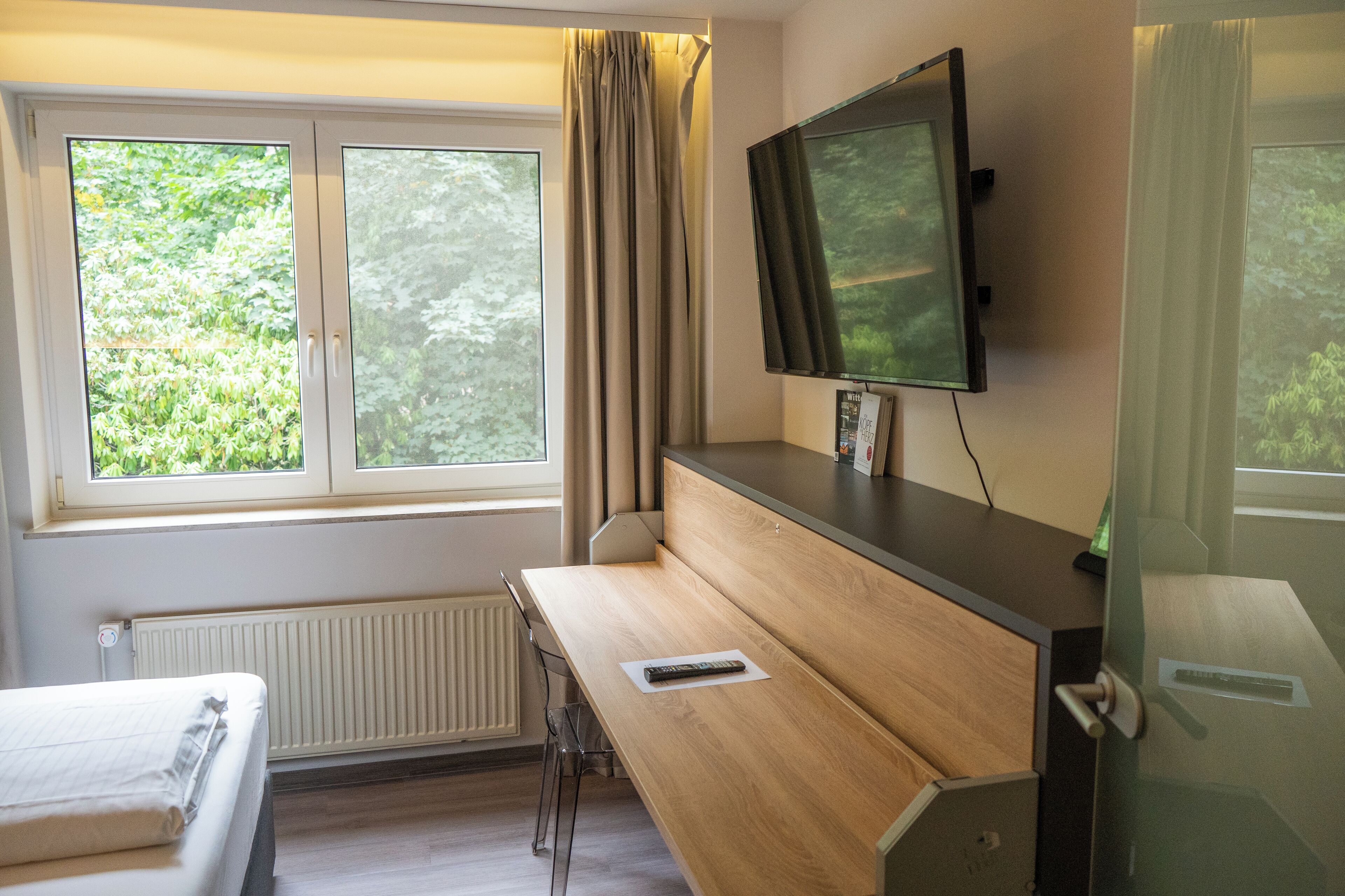 comfort single room | desk, free cots/infant beds, free wifi, bed sheets