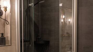 Een douche, handdoeken