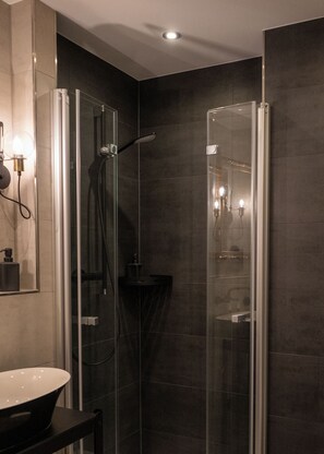 Shower, towels - Hotel Haus Hohenstein (Witten)