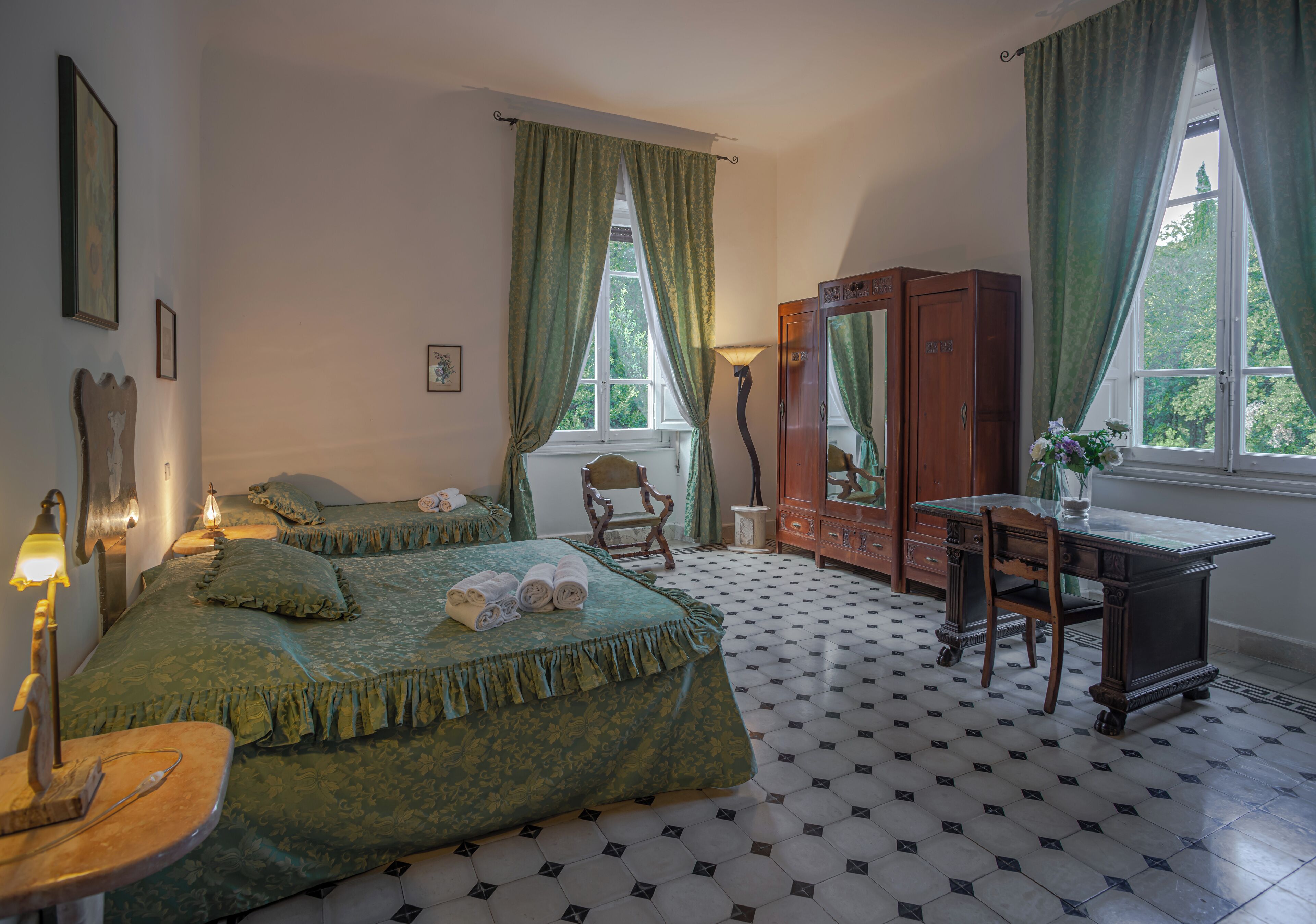 Dreibettzimmer | Minibar, Schreibtisch, Verdunkelungsvorhänge