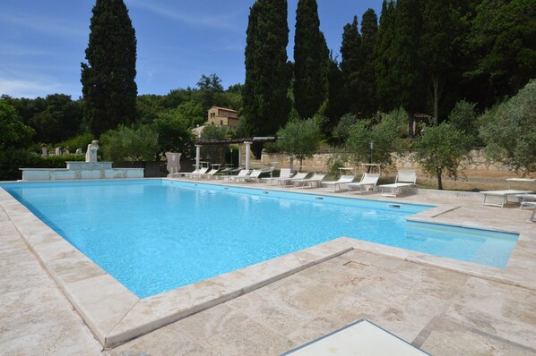 Una piscina cubierta, una piscina al aire libre