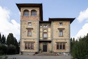 Front of property - Villa Le Querciolaie (Monteverdi Marittimo)