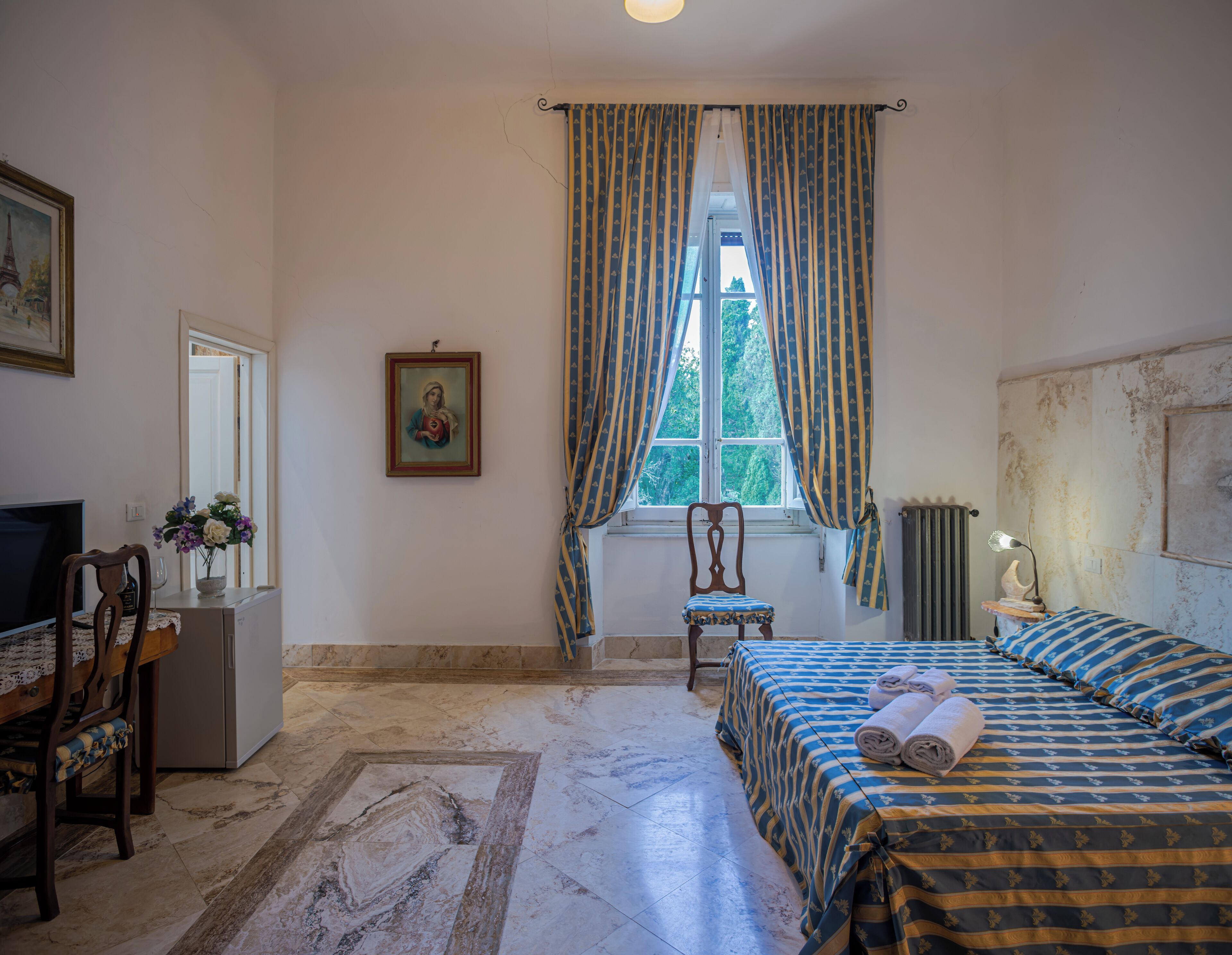 Classic Double Room | Minibar, desk, blackout drapes