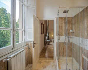 Habitació doble clàssica | Bany | Dutxa, articles de tocador gratuïts, assecador de cabells i bidet 