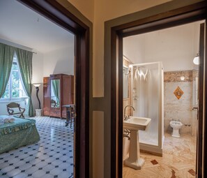 Habitación triple | Minibar, escritorio, cortinas opacas