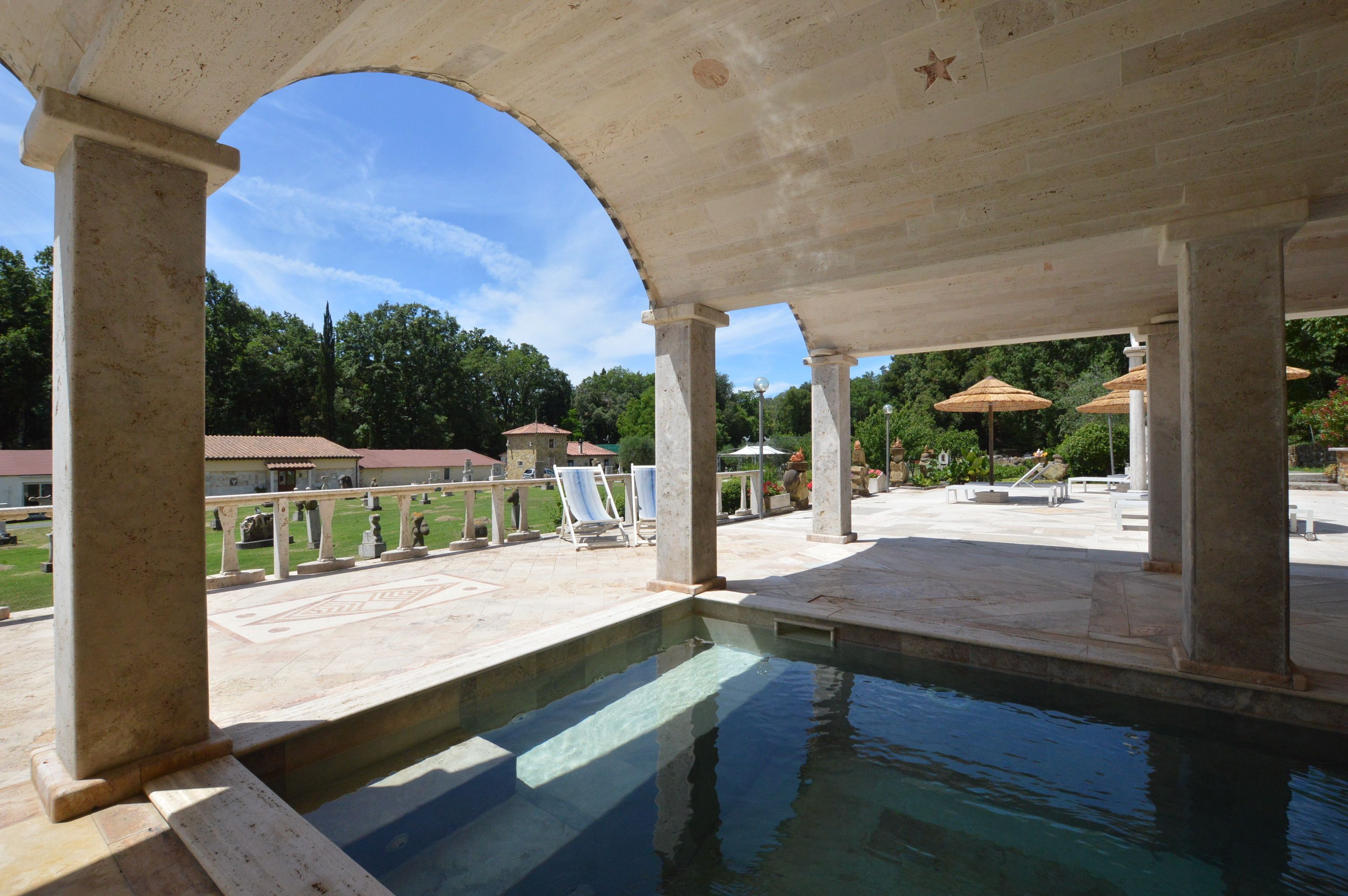 Una piscina techada, una piscina al aire libre