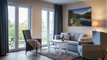 Leilighet, 1 soverom, delvis utsikt mot innsjø | Oppholdsområde | Flatskjerm-TV