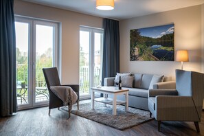 Leilighet, 1 soverom, delvis utsikt mot innsjø | Oppholdsområde | Flatskjerm-TV