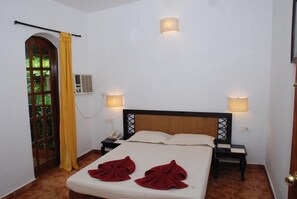 Een bureau, extra bedden, beddengoed
