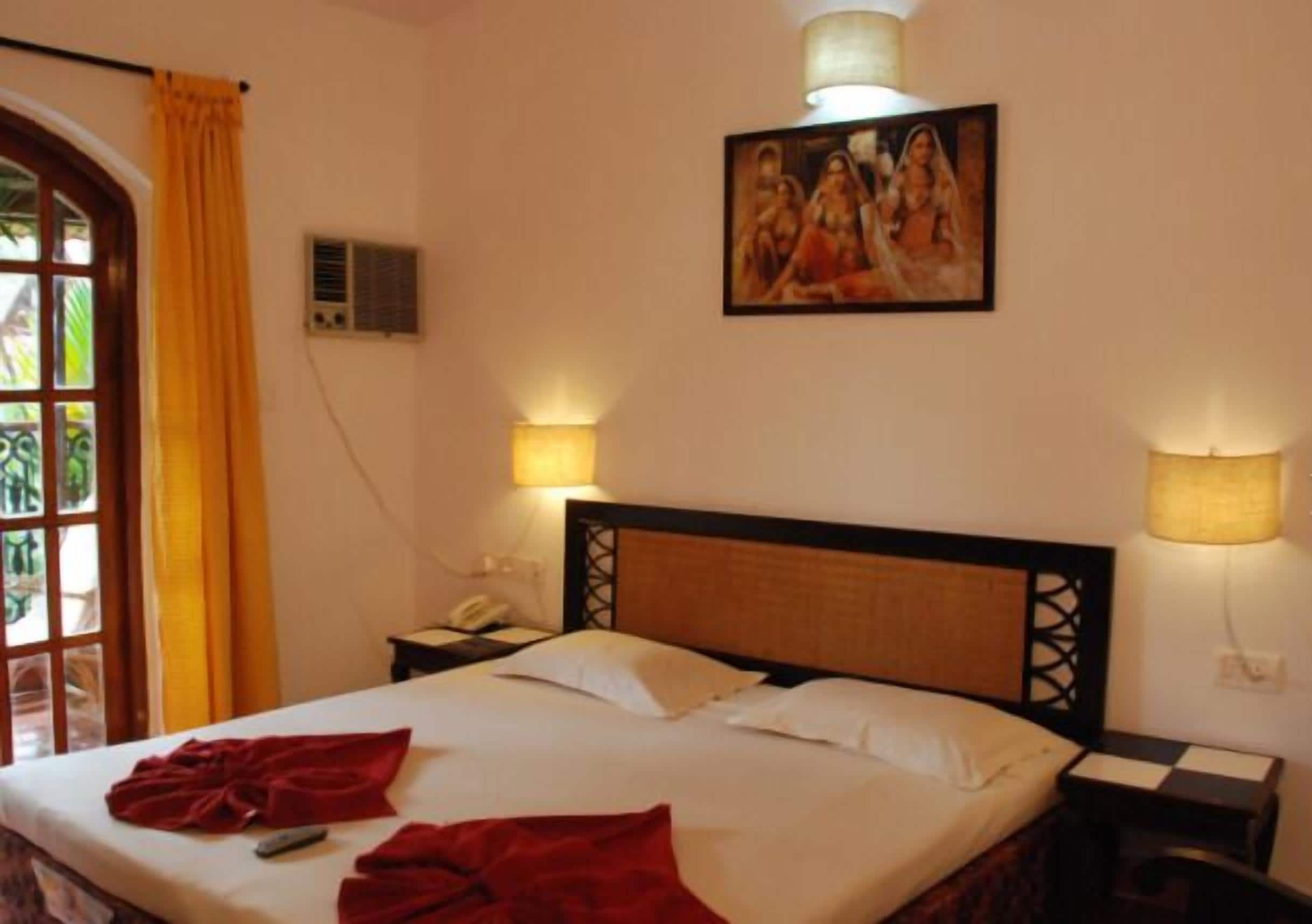 Desk, rollaway beds, bed sheets