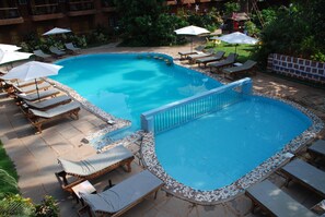 Outdoor pool, sun loungers - Sea Breeze Beach (Calangute)