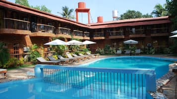 Kolam renang outdoor, dengan kursi berjemur