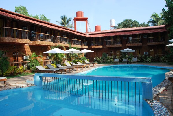 Outdoor pool, sun loungers - Sea Breeze Beach (Calangute)