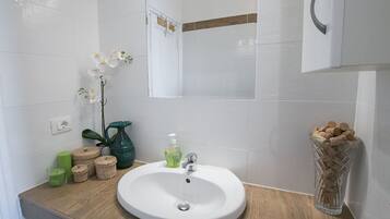 Quarto triplo, banheiro compartilhado | Pia do banheiro