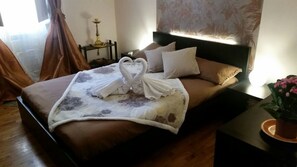 Double Room, Shared Bathroom (Gold) | Premium bedding, individually decorated, individually furnished, desk - JD Rome (Rome)