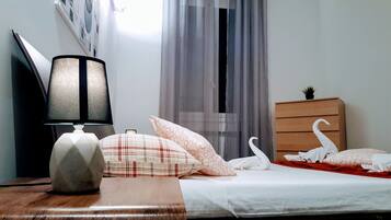 Quarto casal, banheiro compartilhado (Merlot) | Roupas de cama premium, individualmente decorados